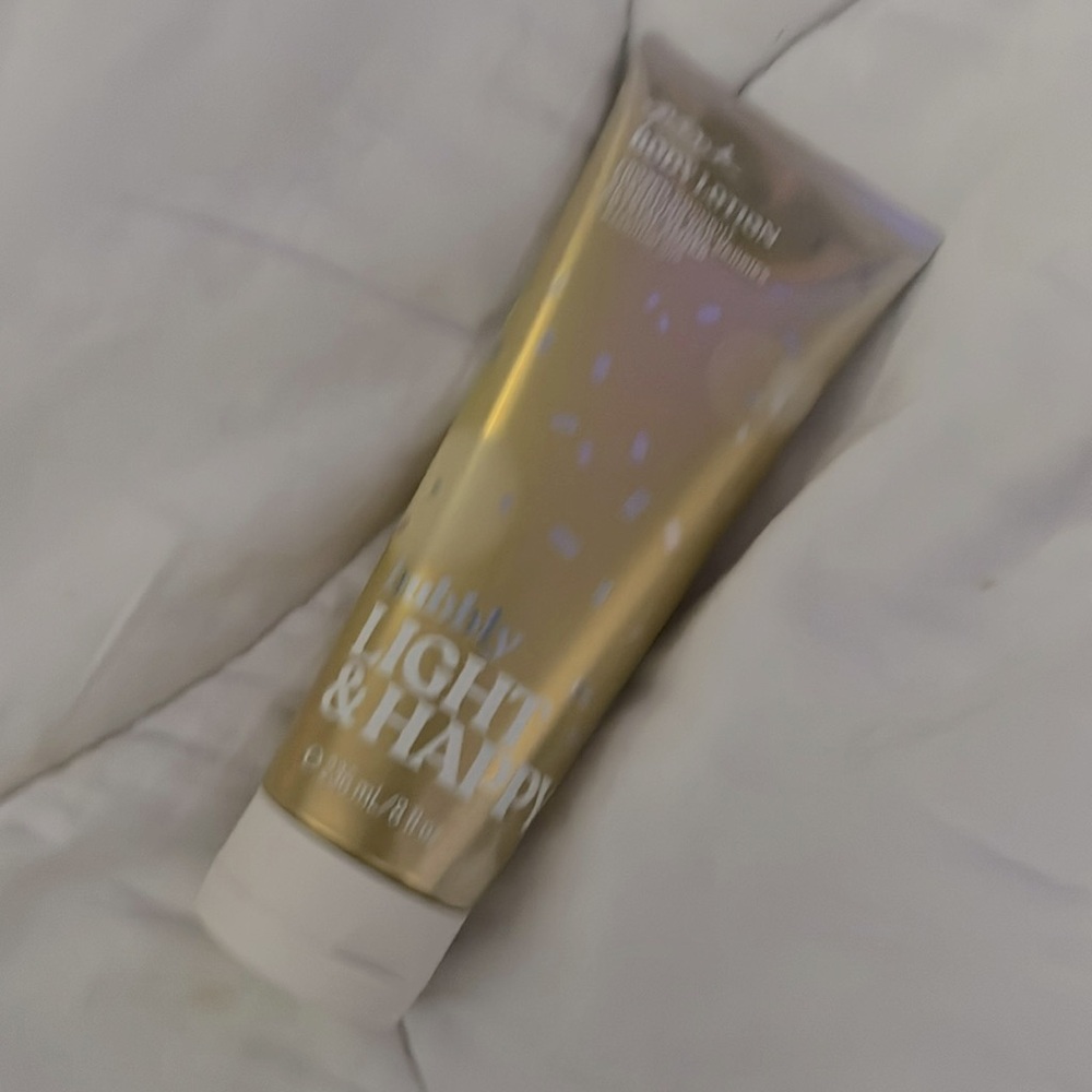 PINK Bubbly Light & Happy Body Lotion